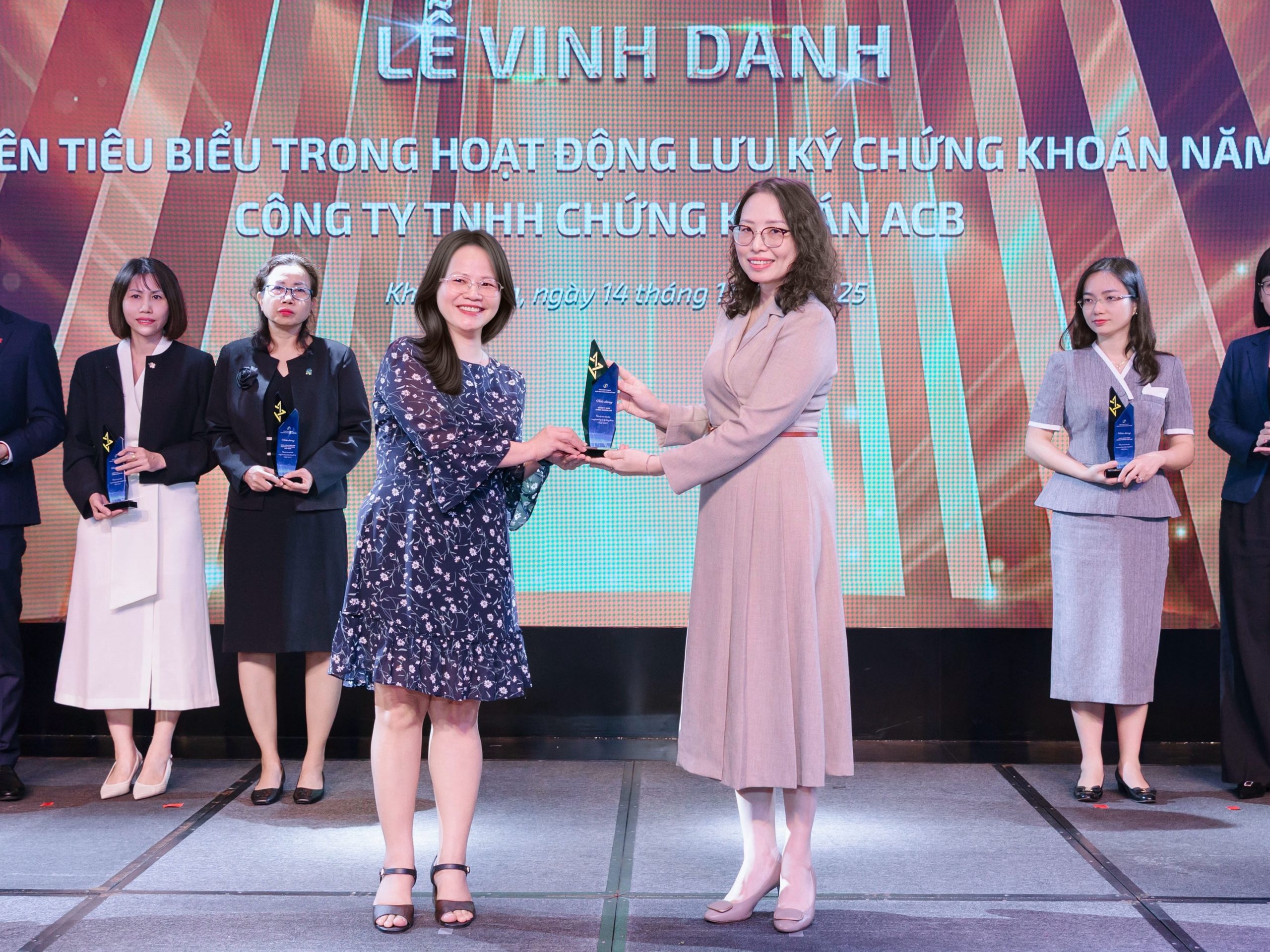 Bà Tạ Thanh Bình Tổng Giám đốc Vsdc Trao Biểu Dương Cho Bà Văn Thị Minh Hoàng Phó Giám đốc Khối Vận Hành Acbs