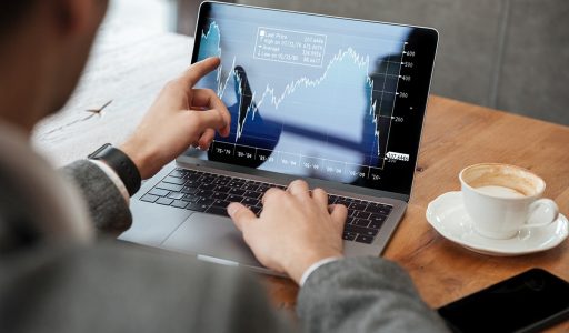 Nên đầu tư chứng chỉ quỹ hay cổ phiếu? Lựa chọn nào tối ưu cho bạn?