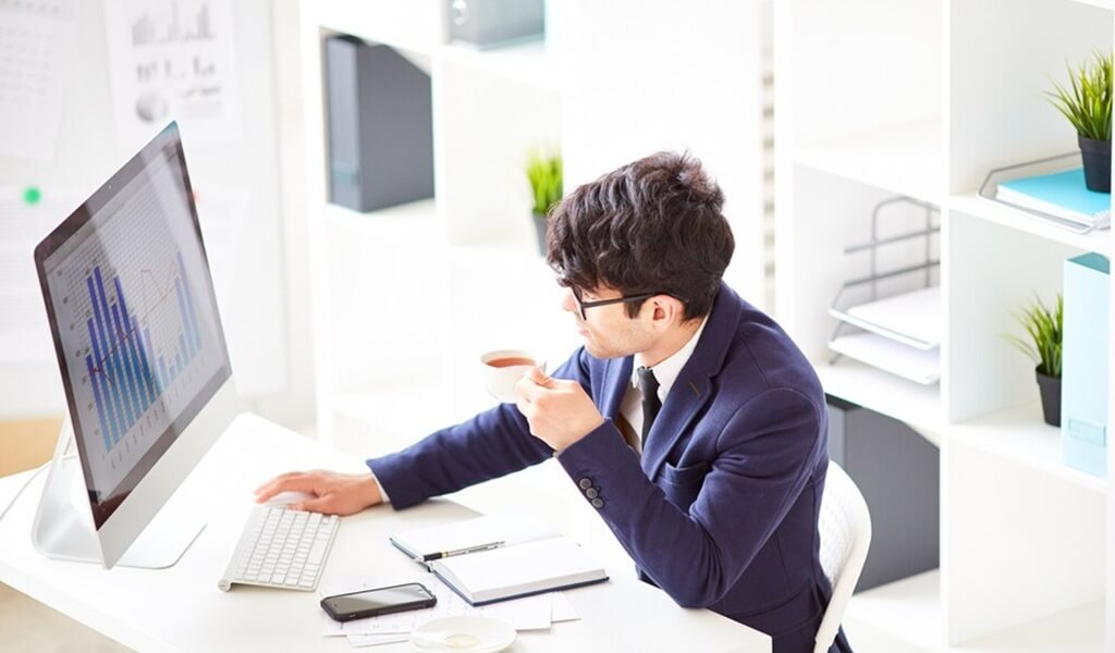 Chủ động nâng cao kiến thức tài chính thay vì theo dõi bảng điện thường xuyên