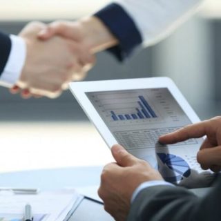 Mua trái phiếu tức là bạn cho một doanh nghiệp hoặc chính phủ vay tiền bằng cách mua chứng khoán nợ do họ phát hành